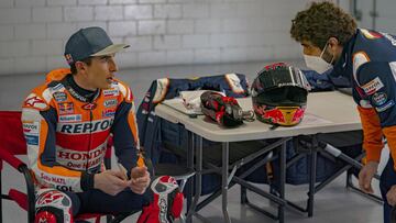 Marc M&aacute;rquez con su jefe de mec&aacute;nicos.