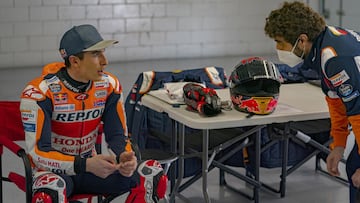 Marc M&aacute;rquez con su jefe de mec&aacute;nicos.