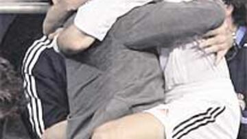 Woodgate celebra su gol con el doctor Del Corral