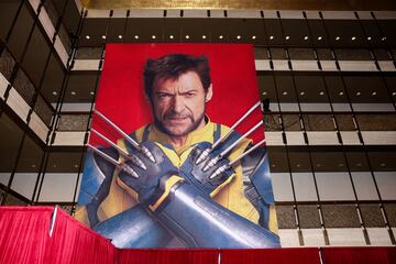 Una pancarta de Hugh Jackman como Wolverine cuelga en el Teatro David H. Koch en el estreno de 'Deadpool and Wolverine' en la ciudad de Nueva York.