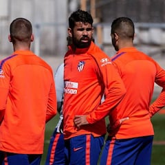 Caras largas en el entrenamiento del Atlético; Costa con el grupo