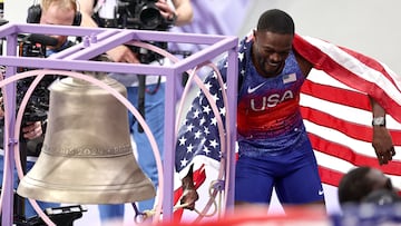 Saint-denis (France), 09/08/2024.- Rai Benjamin of the USA rings the bell celebrate winning the Men 400m Hurdles final of the Athletics competitions in the Paris 2024 Olympic Games, at the Stade de France stadium in Saint Denis, France, 09 August 2024. (400 metros, 400 metros vallas, Francia) EFE/EPA/ANNA SZILAGYI