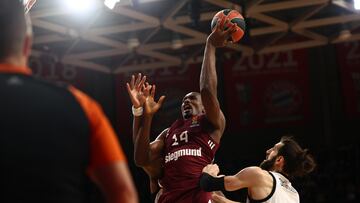 Munich (Germany), 30/11/2023.- Serge Ibaka of Munich (L) in action against Tornike Shengelia of Bologna (R) during the Euroleague Basketball match between Bayern Munich and Virtus Bologna in Munich, Germany, 30 November 2023. (Baloncesto, Euroliga, Alemania) EFE/EPA/ANNA SZILAGYI
