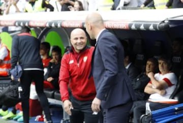 Zidane welcomes Sampaoli to the Bernabéu.