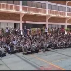 Primaria junta a niñas a cantar porra de Chivas en el patio