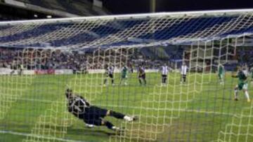 <b>EN FORMA.</b> Calatayud, en el momento que detuvo un penalti lanzado por Oliveira en el Rico Pérez.