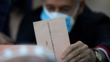 A man casts his ballot at a polling station in Madrid during the Madrid regional elections on May 4, 2021. - Madrid is voting in an early regional election the incumbent conservative Popular Party is expected to win comfortably, dealing a blow to Spain's Socialist prime minister. (Photo by OSCAR DEL POZO / AFP)
