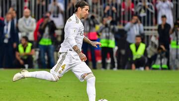 El capitán del Real Madrid, Sergio Ramos, se dispone a lanzar el cuarto penalti de la tanda contra el Atlético en la final de la Supercopa de España.