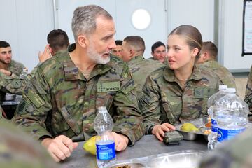 El Rey Felipe y la Princesa Leonor charlan durante la comida. 