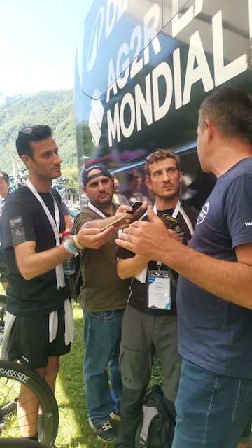 El mecánico del Decathlon AG2R La Mondiale Luis Lamas atiende a los periodistas de AS, Bicio y El Español en el Tour de Francia