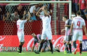 Steven N'Zonzi celebra el segundo gol del equipo andaluz, durante el encuentro correspondiente a la sexta jornada de primera división.