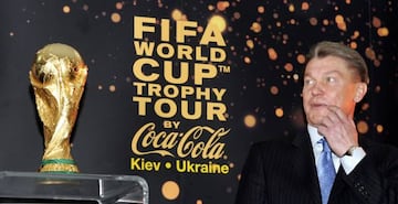 Oleg Blokhin durante la presentación en Kiev del trofeo del Mundial 2006.