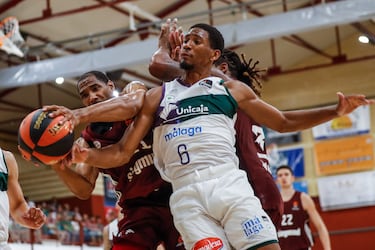 El sustituto de Darío Brizuela en el Unicaja llega procedente del Bàsquet Girona. Kameron Taylor (28 años y 1,98) tuvo un papel destacado en la salvación del equipo catalán la pasada temporada: 14,5 puntos, 4,8 rebotes, 2,9 asistencias y 1,6 robos (el segundo mejor en este apartado), con un 37,4% de acierto en triples. Acabó en el Top-10 de valoración de toda la Liga (15,6 créditos). Tras no ser drafteado, Taylor se vino a Europa donde ha jugado en Alemania (Erdgas Ehingen, Dragons Rhöndorf, Oliver Würzburg y Hamburg Towers), Hungría (PVSK Panthers), Israel (Maccabi Tel Aviv) y Francia (Estrasburgo). 