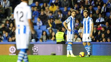 Januzaj e Illarramendi se disponen a sacar un bal&oacute;n parado en un encuentro de la presente temporada.