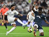 Doha (Qatar), 18/12/2024.- Rodrygo (L) of Real Madrid and Andres Micolta of CF Pachuca in action during the FIFA Intercontinental Cup 2024 final match between Real Madrid and Pachuca in Lusail, Qatar, 18 December 2024. (Catar) EFE/EPA/NOUSHAD THEKKAYIL