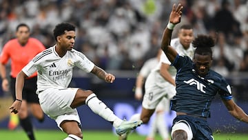 Doha (Qatar), 18/12/2024.- Rodrygo (L) of Real Madrid and Andres Micolta of CF Pachuca in action during the FIFA Intercontinental Cup 2024 final match between Real Madrid and Pachuca in Lusail, Qatar, 18 December 2024. (Catar) EFE/EPA/NOUSHAD THEKKAYIL