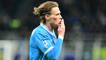 Napoli's Scottish midfielder #08 Scott McTominay celebrates after scoring a goal during the Italian Serie A football match between Inter Milan and Napoli at the San Siro stadium in Milan, on January 11, 2026. (Photo by Stefano RELLANDINI / AFP)