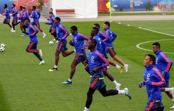 La Selección Colombia realizó su primer entrenamiento abierto al público en el estadio Sviyaga en Rusia, preparando el debut mundialista del 19 de junio ante Japón en Saransk. James y Barrios, los ausentes.