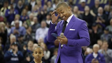 Isaiah Thomas, en la ceremonia en la que los Huskies de la Universidad de Washington retiraron su camiseta.