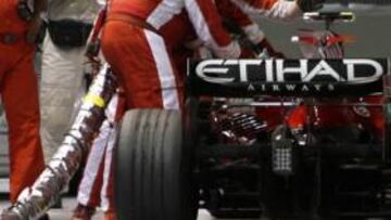 <b>INCREÍBLE.</b> Felipe Massa se llevó la manguera en el primer repostaje cuando era lideraba la carrera, y aunque pudo salir a pista de nuevo, sus opciones se habían esfumado.