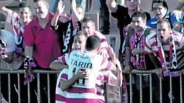 <b>LETAL. </b>Tariq celebra uno de los goles del Granada esta temporada.