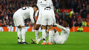 After 55 minutes, he grabbed the back of his left leg and asked to be substituted.