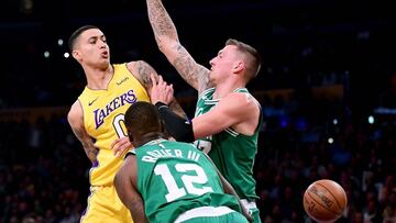 Kyle Kuzma da un pase por la espalda ante Daniel Theis y Terry Rozier.