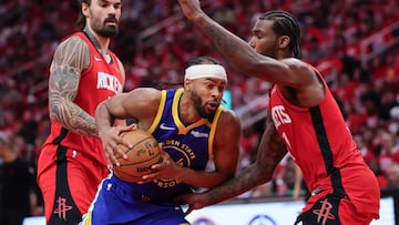 HOUSTON, TEXAS - APRIL 30: Moses Moody #4 of the Golden State Warriors drives to the basket between Steven Adams #12 and Tari Eason #17 of the Houston Rockets during the third quarter in Game Five of the Western Conference First Round NBA Playoffs at Toyota Center on April 30, 2025 in Houston, Texas. NOTE TO USER: User expressly acknowledges and agrees that, by downloading and or using this photograph, User is consenting to the terms and conditions of the Getty Images License Agreement. Alex Slitz/Getty Images/AFP (Photo by Alex Slitz / GETTY IMAGES NORTH AMERICA / Getty Images via AFP)