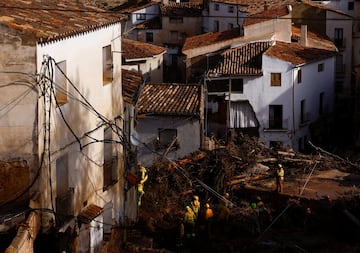 Los bomberos trabajan para limpiar los escombros después de que las fuertes lluvias provocaran inundaciones, en Letur, España.