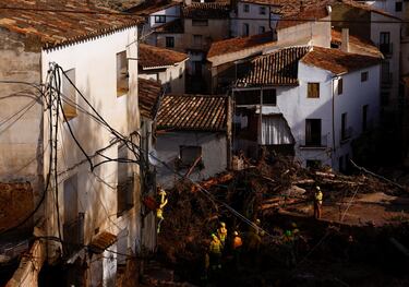 Los bomberos trabajan para limpiar los escombros después de que las fuertes lluvias provocaran inundaciones, en Letur, España.