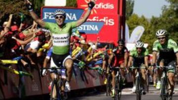 John Degenkolb celebra la victoria: detr&aacute;s, Bouhanni se queja de su maniobra.