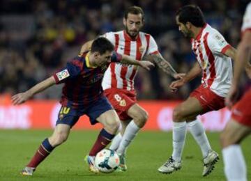 Messi entre Aleix Vidal y Trujillo.