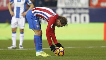 Antoine Griezmann se prepara para lanzar un penalti ante el Leganés.