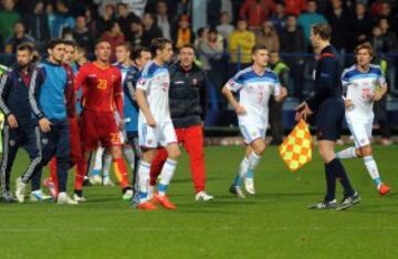 Montenegro-Rusia. El ¨¢rbitro Deniz Aytekin supendi¨® el partido tras los altercados posteriores al penalti a favor de los rusos.