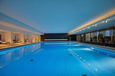 La zona de bienestar cuenta con una piscina cubierta, varias saunas y una sala de fitness. 