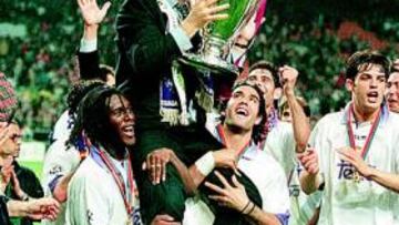 <b>RECUERDO DORADO. </b>Lorenzo Sanz besa la Séptima Copa de Europa en el Amsterdam Arena.