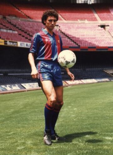 Jugó en el Sevilla entre 1982 y 1988. Ese año se fue al Barcelona, donde estuvo hasta 1992.