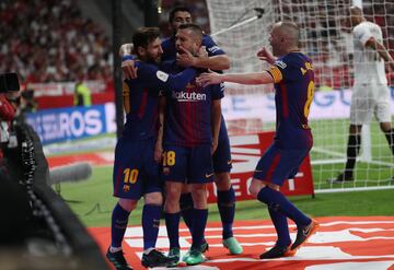 0-2. Messi celebró el segundo gol con Jordi Alba.