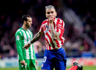 1-0. Ángel Correa celebra el primer tanto besándo el escudo atlético.