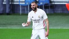 Karim Benzema, delantero franc&eacute;s del Real Madrid, celebra uno de sus dos goles en el partido de LaLiga Santander contra el C&aacute;diz.