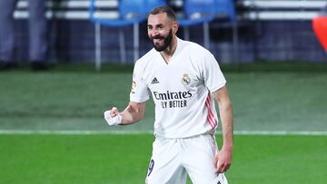 Karim Benzema, delantero francés del Real Madrid, celebra uno de sus dos goles en el partido de LaLiga Santander contra el Cádiz.