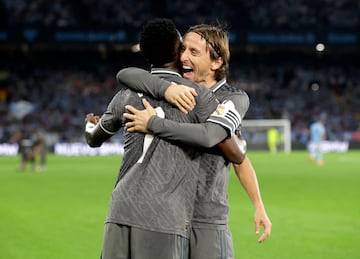 Modric y Vinicius celebran el gol de la victoria en Balaídos.