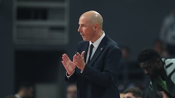 Joan Peñarroya durante el partido de la 13ª jornada de Euroliga entre el Panathinaikos Atenas y el FC Barcelona en el OAKA Basket.