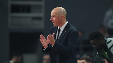 Joan Peñarroya durante el partido de la 13ª jornada de Euroliga entre el Panathinaikos Atenas y el FC Barcelona en el OAKA Basket.