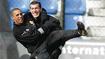 <b>ZISANE Y R. CARLOS SE LO PASAN EN GRANDE</B>. Buenos tiempos en la Ciudad Deportiva. Hay buen ambiente y mucha alegría entre todos los jugadores.