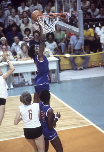 Harris, de 66 a?os, es considerada una de las pioneras del baloncesto femenino. En 1976 gan la medalla de plata en los Juegos Olmpicos de Montreal y un a?os despus fue la primer mujer en ser seleccionada en el Draft de la NBA, por los New Orleans Jazz, actuales Utah Jazz.