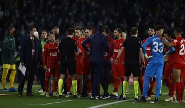 Tras el gol del empate de Fekir, Joan Jordán fue agredido desde la grada con el lanzamiento de un palo y el encuentro fue suspendido.
 