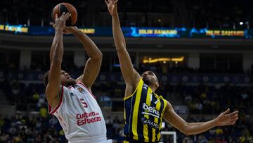 Istanbul (Turkey), 14/03/2024.- Valencia Basket's Justin Anderson (L) in action against Fenerbahce's Amine Noua (R) during the Euroleague basketball match between Fenerbahce and Valencia Basket in Istanbul, Turkey, 14 March 2024. (Baloncesto, Euroliga, Turquía, Estanbul) EFE/EPA/TOLGA BOZOGLU
