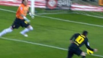 <b>11'. </b>Clara mano de Messi. Barral.