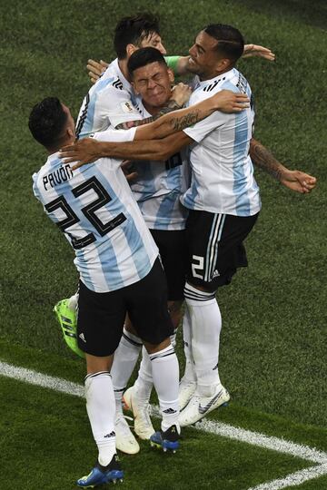 1-2. Marcos Rojo celebró el segundo gol.